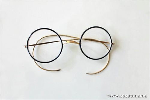 梦见朋友月经染透了裙子