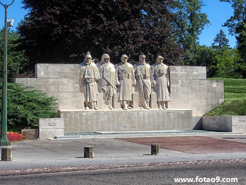 梦见<em>理发师</em>把<em>头发剪短</em>吵架了_周公解梦查询_