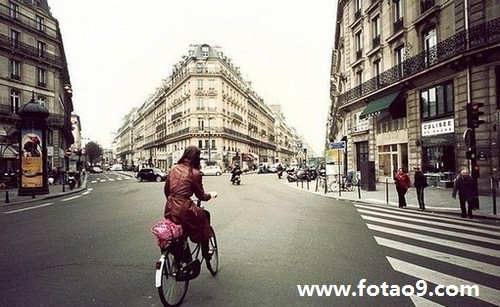 梦见坐车车位子上有水的含义_周公解梦查询_