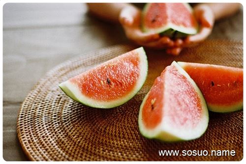 <em>梦见小女孩</em>跑进我怀里_周公解梦查询_佛滔算