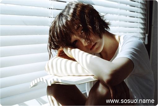 梦境迷雾，解析梦见自己后背受伤并被众多活死人追赶的深层含义