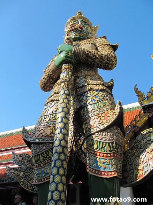 梦见大河涨水河里有人游泳是什么意思?