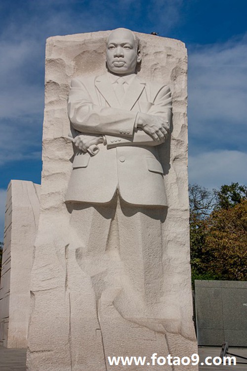 梦见死人拿斧头砍我的含义