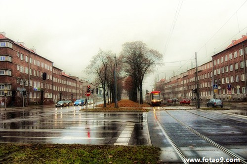 梦见有人在床边和我讲话的含义