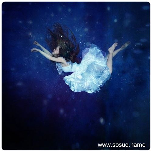 梦境交织的温柔，解析梦见女友落水、百合花开、杏子入口及未来承诺