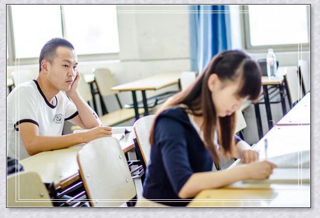 梦到集体宿舍里有一条大蛇 梦到集体宿舍里有一条大蛇